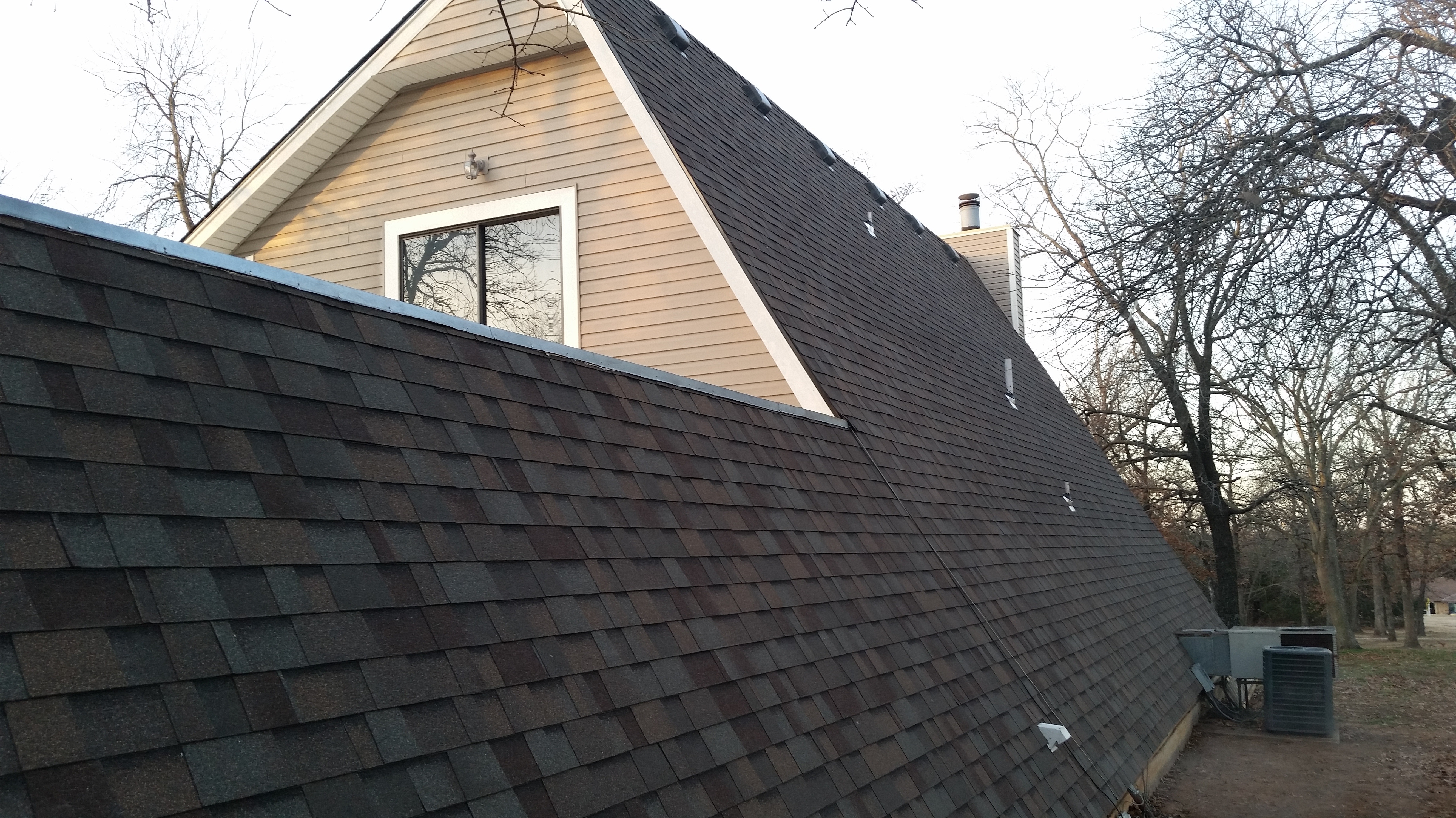 install roof shingle on house